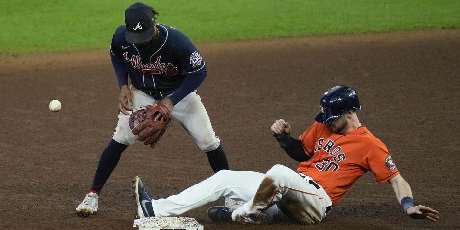 Kyle Tucker, de Astros, está a salvo en segunda por un error de fildeo del segunda base de los Braves, Ozzie Albies, en el Juego 2 de la Serie Mundial, el pasado miércoles.