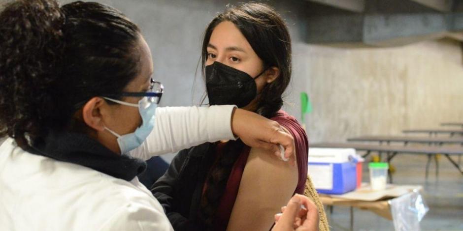 Una mujer recibe la segunda dosis de la vacuna contra COVID-19 en la CDMX.