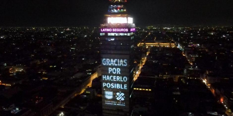 En la Torre Latino se proyectó un video mapping con el mensaje "Gracias por hacerlo posible".