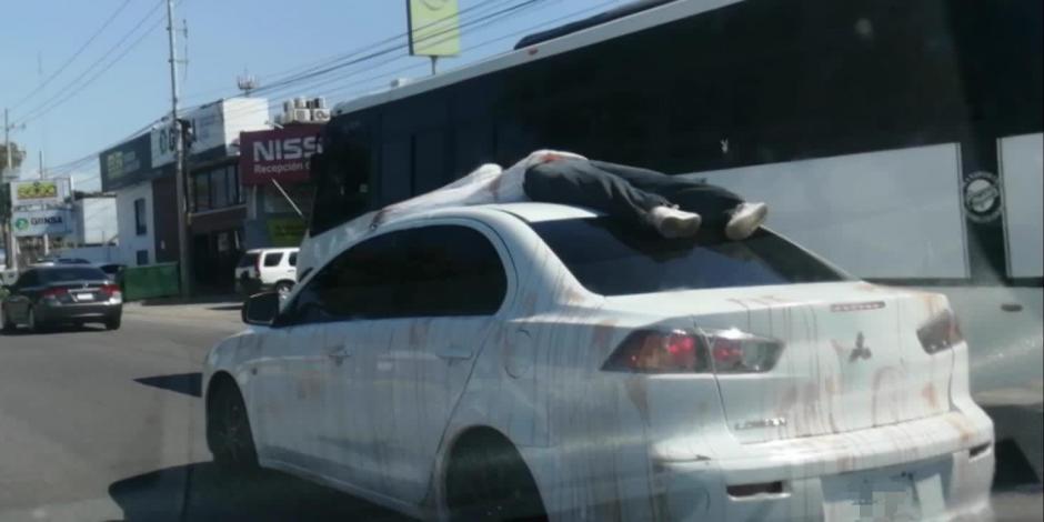 En Sinaloa, se pidió a un conductor no circular con la decoración de su auto por hacer apología a la violencia.