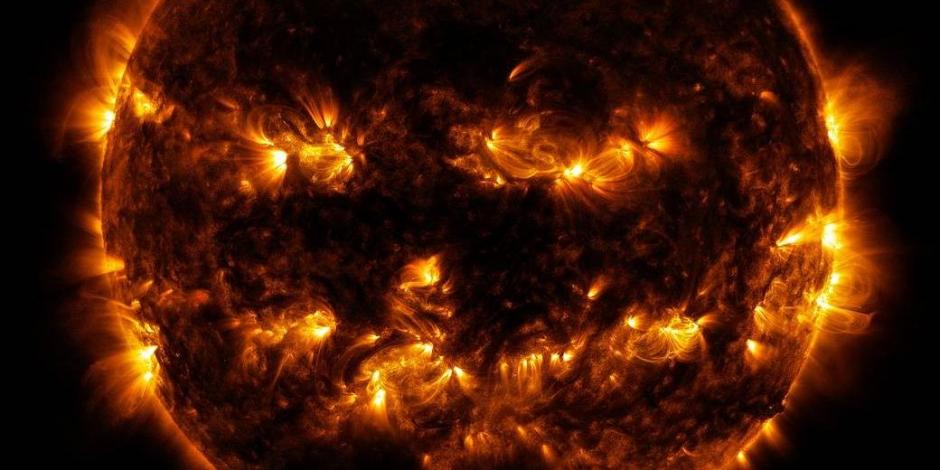 El telescopio especial Solar Dynamics Observatory capturó al Sol "disfrazado" como una terrorífica calabaza.
