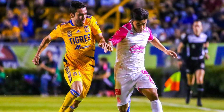 Una acción del Tigres vs Chivas de la Liga MX