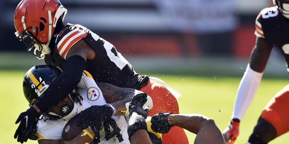 Una acción del duelo entre Steelers y Browns de la NFL