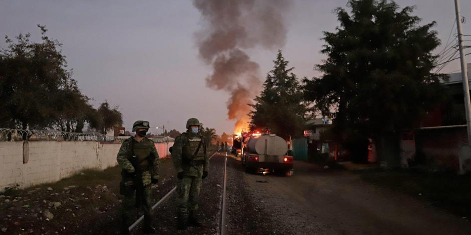Una fuga en una toma clandestina de gasolina causó una explosión que dejo un saldo de un muerto y varios heridos, además de decenas de casas afectadas en San Pablo Xochimehuacán, Puebla.