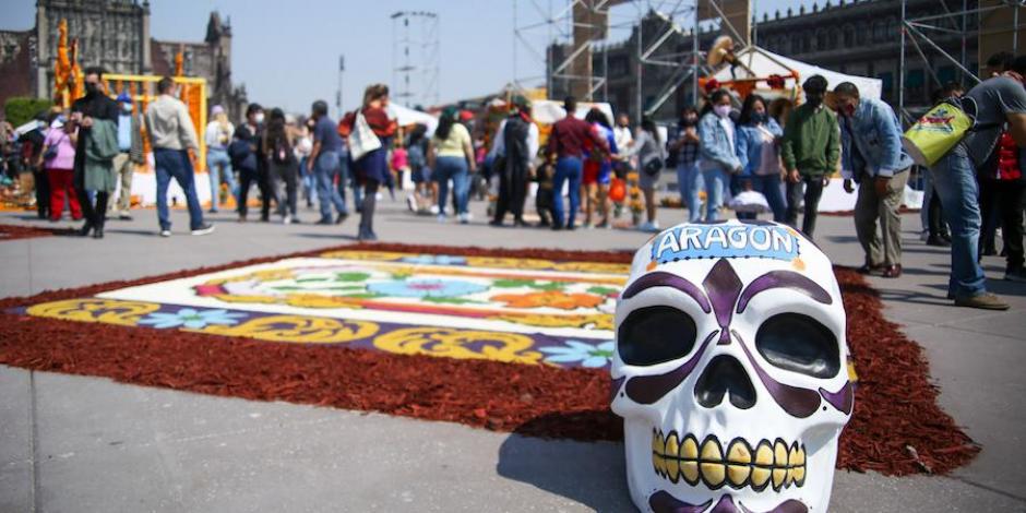 Uno de los tapetes de aserrín  y un cráneo, ayer, en ofrenda del Zócalo.