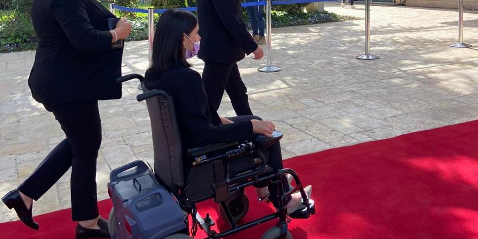 La ministra israelí de Energía, Karine Elharrar, se quedó fuera porque en el lugar no contaban con infraestructura para el ingreso de una silla de ruedas