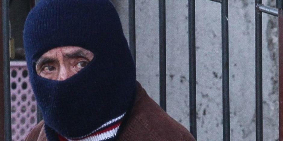 Un hombre utiliza un pasamontañas para protegerse del frío en calles de la CDMX.