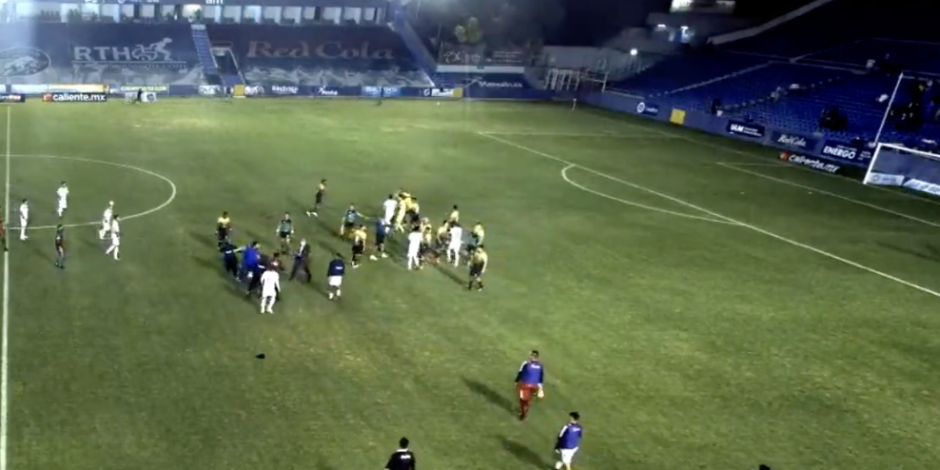 Momento exacto de la trifulca entre aficionados y jugadores al finalizar el encuentro entre Celaya y Dorados.