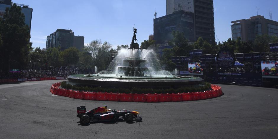 Checo Pérez en su monoplaza durante el F1 Show Run de Red Bull en Avenida Paseo de la Reforma.