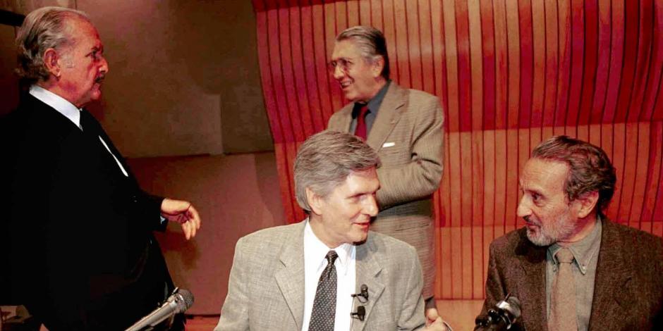 Mario Lavista (centro sentado) con Carlos Fuentes, Alejandro Rossi, y Vicente Rojo, en El Colegio Nacional en el 2000.