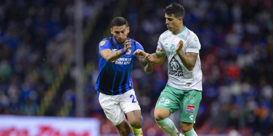 Juan Escobar y Santiago Colombatto, el pasado miércoles durante el duelo entre Cruz Azul y León de la Jornada 11 de la Liga MX.