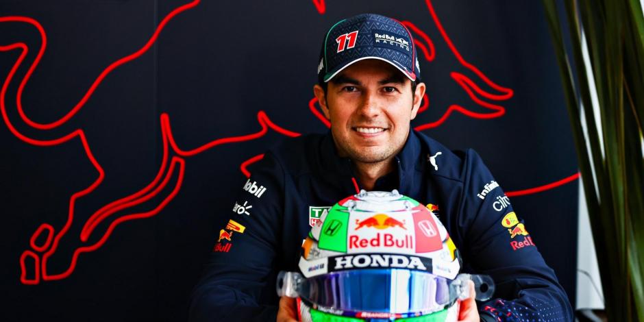 Checo Pérez luce el casco que utilizará en el Gran Premio de México de F1.