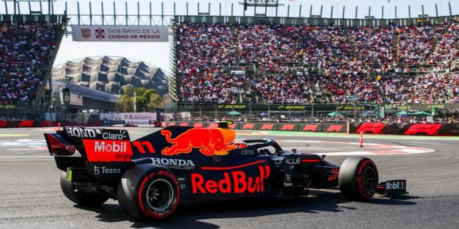 Checo Pérez, en su Red Bull, durante la clasificación del Gran Premio de México de F1 el sábado 6 de noviembre.