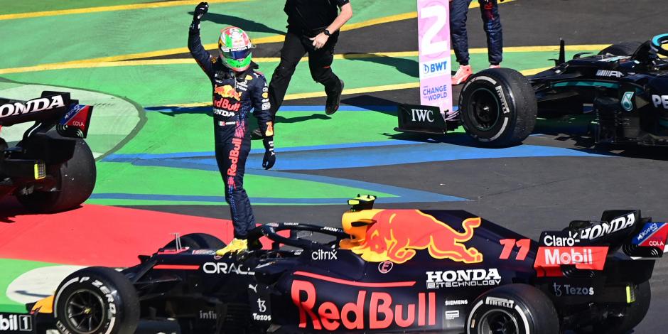 Checo Pérez celebra al terminar el Gran Premio de México de la F1