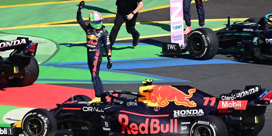 Checo Pérez celebra al terminar el Gran Premio de México de la F1 de 2021 en noviembre pasado.