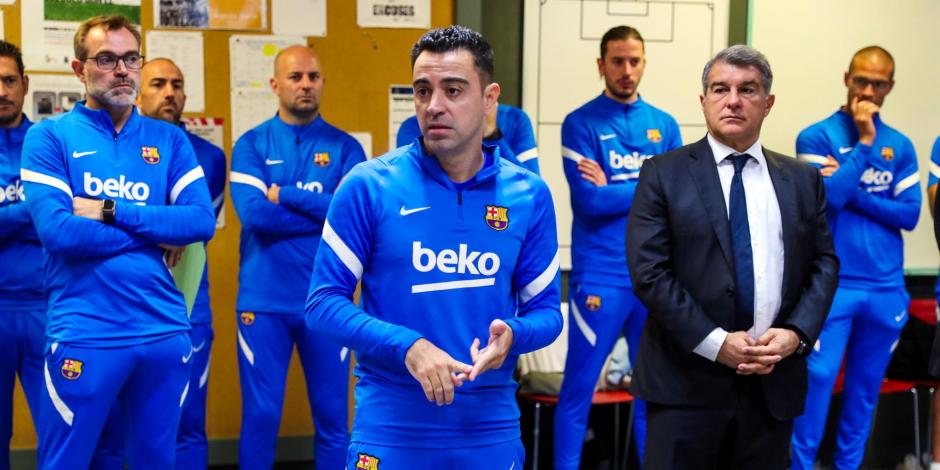 Xavi dirige unas palabras a los jugadores del Barcelona.