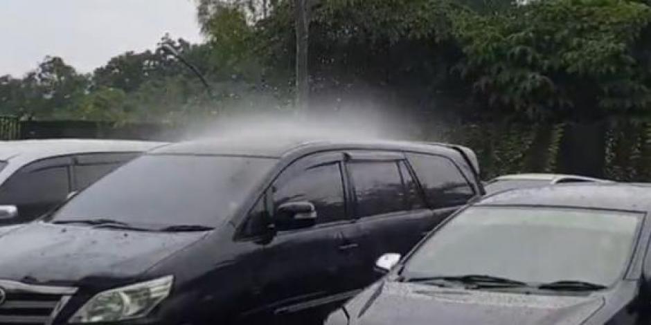 Cae lluvia sobre un solo auto