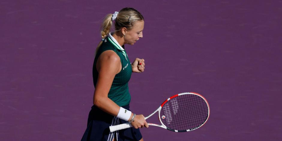 La estonia Anett Kontaveit festeja su triunfo sobre la checa Barbora Krejcikova en el comienzo del Akron WTA Finals.