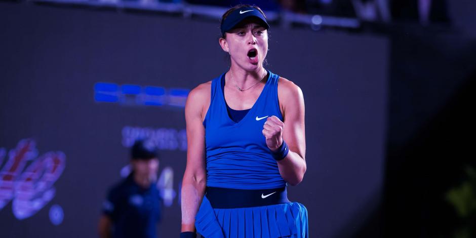 Paula Badosa celebra su triunfo sobre Aryna Sabalenka en su debut en el Akron WTA Finals.