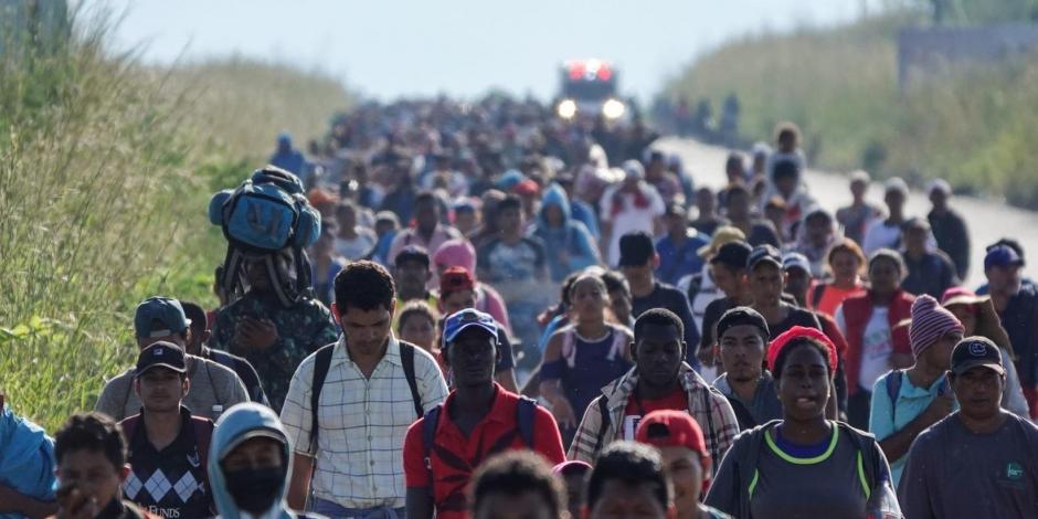 Al rededor de mil 200 personas atraviesan el territorio nacional en la caravana migrante.