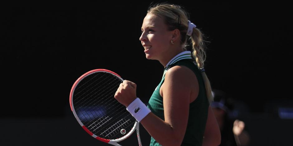 Anett Kontaveit sonríe durante el juego del Akron WTA Finals contra Karolina Pliskova.