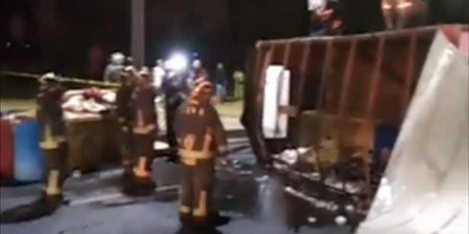 Vuelca camión con víceras de res en Constituyentes; hay lesionados