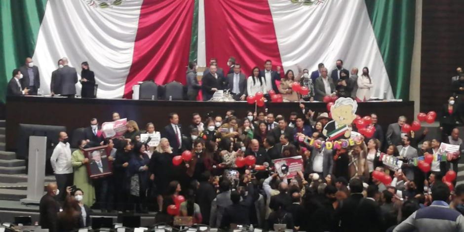 Diputados de la 4T cantan Las Mañanitas al Presidente López Obrador en San Lázaro