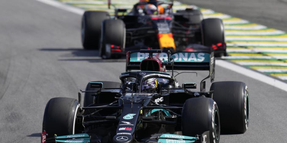 Lewis Hamilton conduce su Mercedes, seguido por Max Verstappen, de Red Bull, el pasado 14 de noviembre durante el Gran Premio de Brasil de F1.