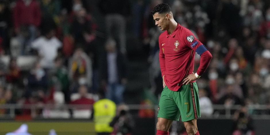 Cristiano Ronaldo se lamenta después de un gol de Serbia contra Portugal en choque eliminatorio rumbo a Qatar 2022, el pasado 14 de noviembre.