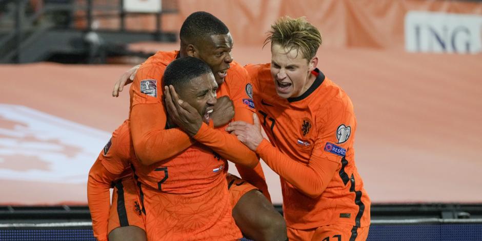 Futbolistas de Países Bajos festejan un gol ante Noruega en el cierre de las eliminatorias europeas rumbo a Qatar 2022.