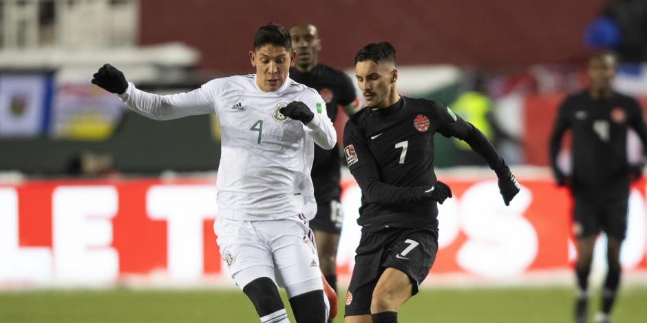 Edson Álvarez y Stephen Eustáquio durante el choque entre Canadá y México en la octava fecha del octagonal hacia Qatar 2022.