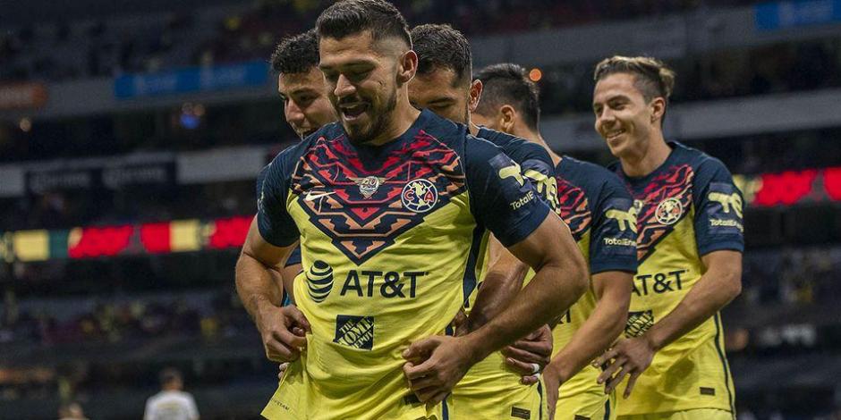 Futbolista del América celebran un gol, en el Estadio Azteca, en uno de sus juegos en el Torneo Grita México Apertura 2021 de la Liga MX.