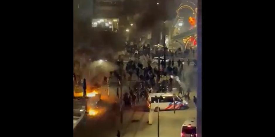 En Rotterdam, protestan por restricciones de COVID-19; policía dispersa con disparos