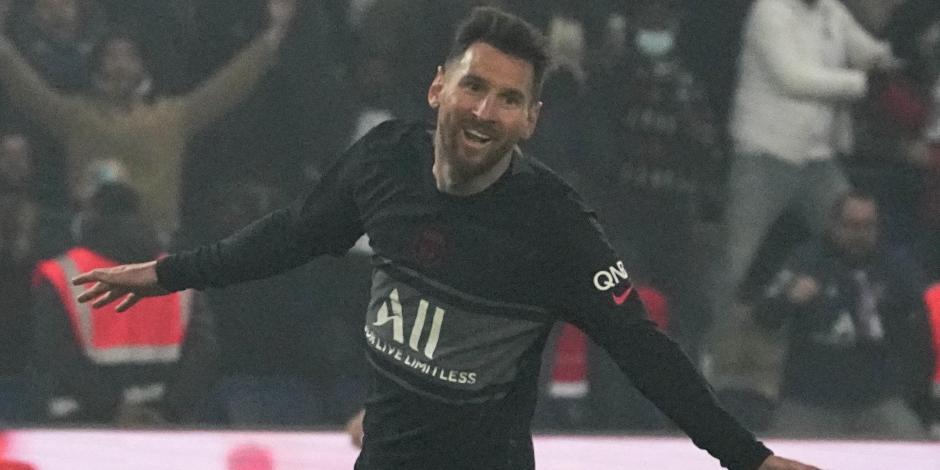 Lionel Messi festeja su primera anotación el PSG en la Ligue 1, la cual logró en la victoria de 3-1 sobre el Nantes.