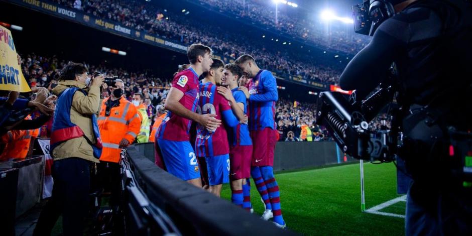 Jugadores del Barcelona festejan el gol de Memphis Depay en el derbi catalán contra el Espanyol.