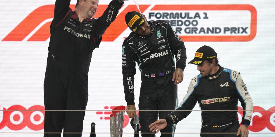 Fernando Alonso festeja con Lewis Hamilton en el podio del GP de Qatar de la F1