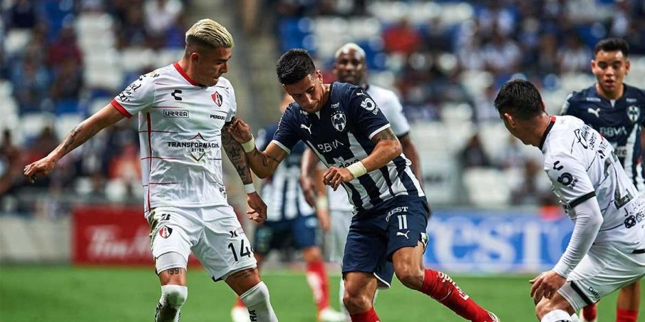 Maxi Meza, futbolista del Monterrey, intenta pasar ante la marca de Luis Reyes y Jesús Angulo, defensas del Atlas.