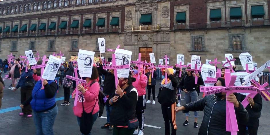 Mujeres se manifestaron hoy frente a Palacio Nacional para exigirle al gobierno federal emprenda acciones en contra de la violencia de género y para detener los feminicidios.