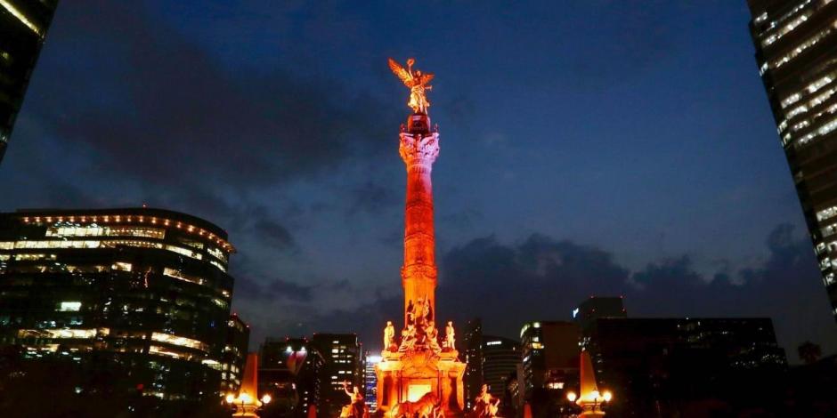 El Ángel de la Independencia iluminado de naranja por el 25N.