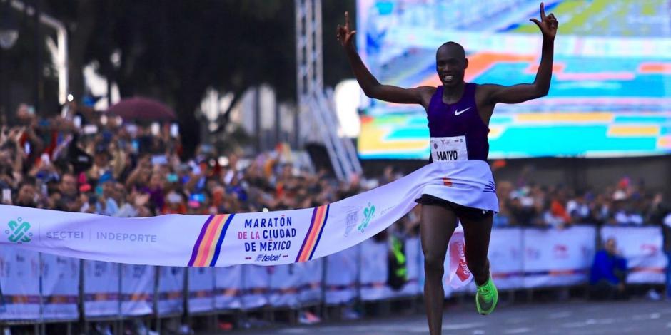 El keniata Duncan Maiyo llega a la meta en el Maratón de la CDMX de 2019.