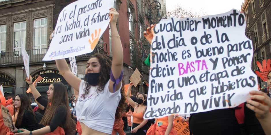 Un nutrido grupo de feministas marchó al Zócalo de la Ciudad de México el 25 de noviembre de 2021 en contra de la violencia a las mujeres