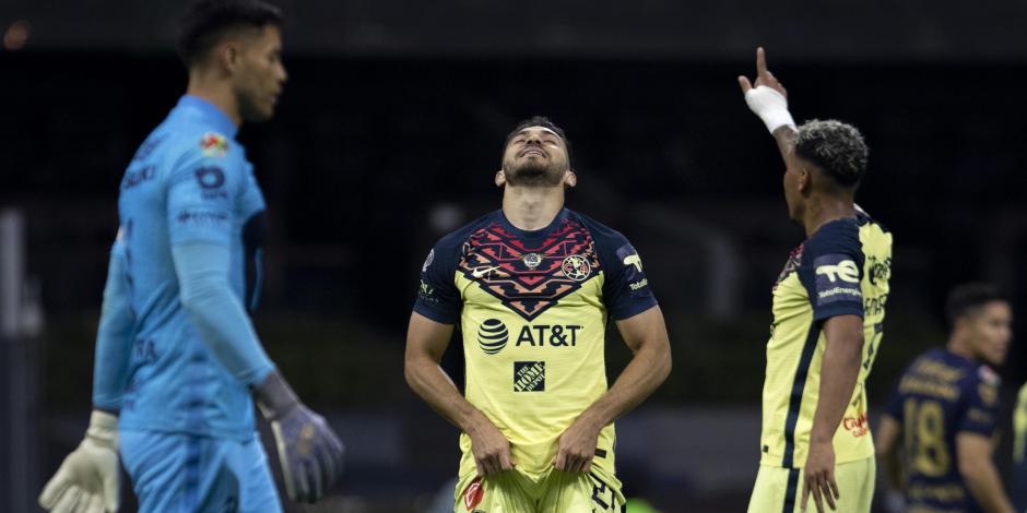 Henry Martín, delantero del América, lamenta su gol anulado por fuera de lugar contra Pumas en la vuelta de los cuartos de final del Torneo Grita México Apertura 2021 de la Liga MX.