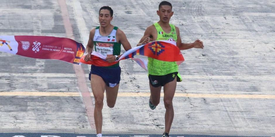 Los mexicanos Darío Castro López y Eloy Sánchez Vidal fueron los ganadores del primer y segundo lugar del Maratón de la Ciudad de México 2021