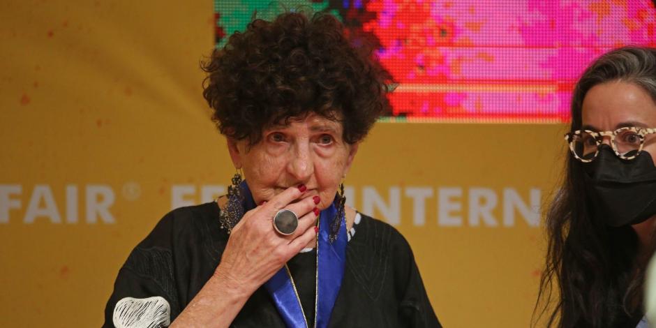 La escritora mexicana Margo Glantz recibió de manos de Silvia Lemus la medalla Carlos Fuentes en la FIL Guadalajara.