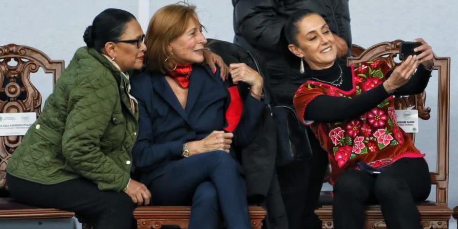 Sheinbaum se toma una selfie, con las titulares de SSPC, Rosa Icela Rodríguez y Economía, Tatiana Clouthier, ayer.
