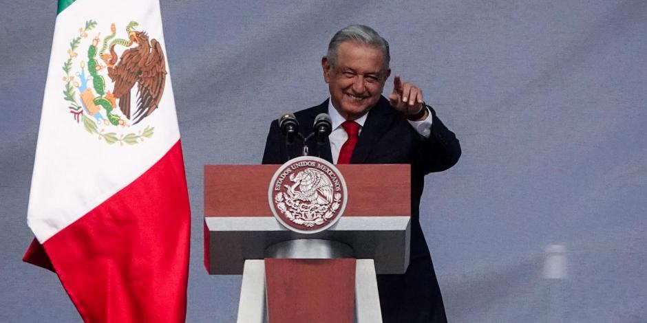 Presidente López Obrador anuncio que volverá al Zócalo; oposición critica por presunta intención de competir.