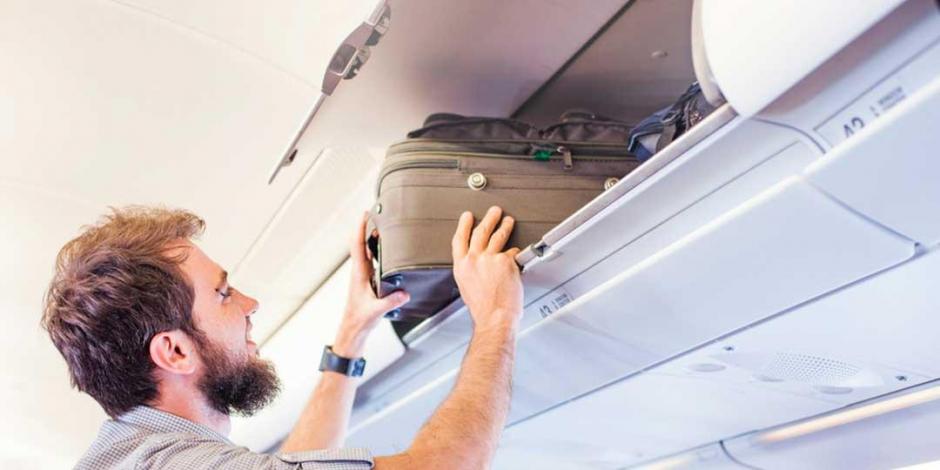 Se considera equipaje de mano todo lo que puede viajar en cabina contigo y que tienes que acomodar en los compartimentos encima del asiento o debajo de ellos.