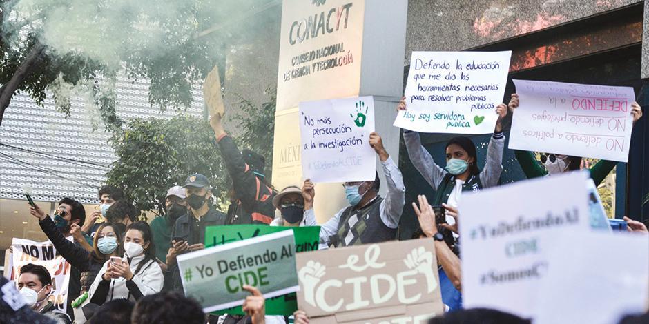 Estudiantes y académicos del CIDE, durante una manifestación en Parque Hundido, CDMX, el sábado.