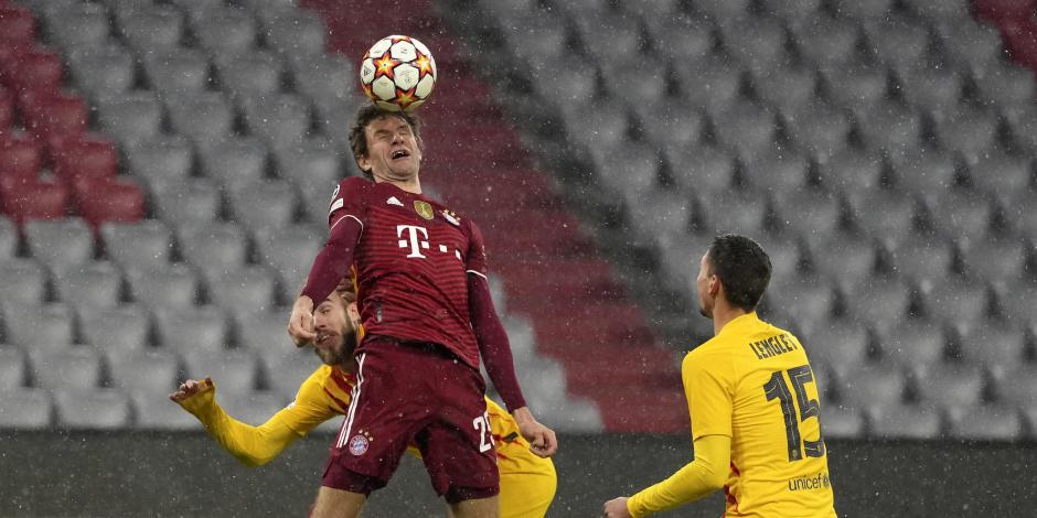Thomas Müller justo al momento de cabecear para abrir el marcador en el cotejo entre Bayern Múnich y Barcelona.