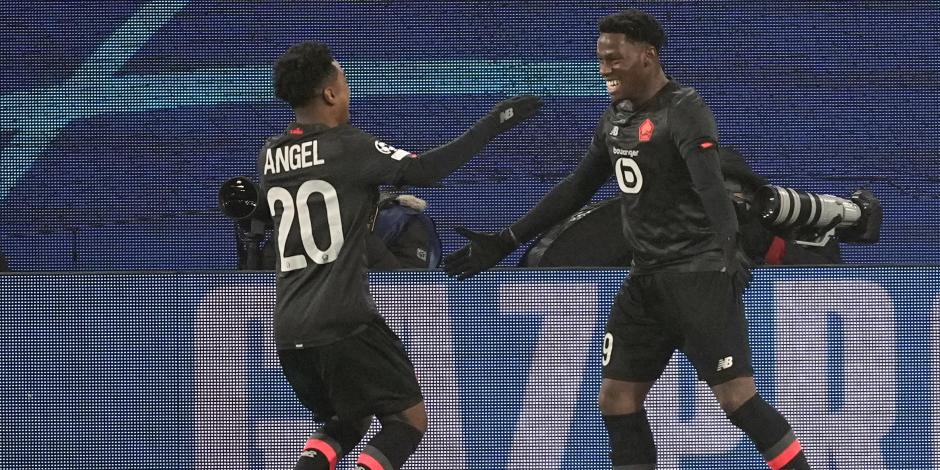 Jonathan David celebra con Angel Gomes uno de los goles con los que el Lille derrotó 3-1 al Wofsburgo para sellar su pase a los octavos de final de la Champions League.